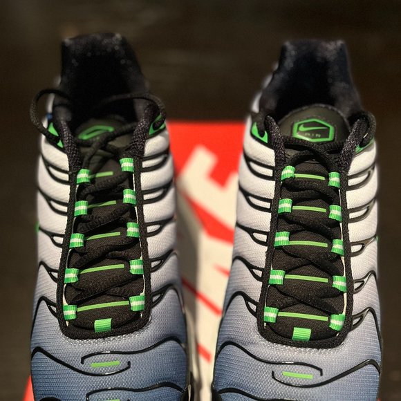 NIKE AIR MAX PLUS (size: 9.5) main image 9
